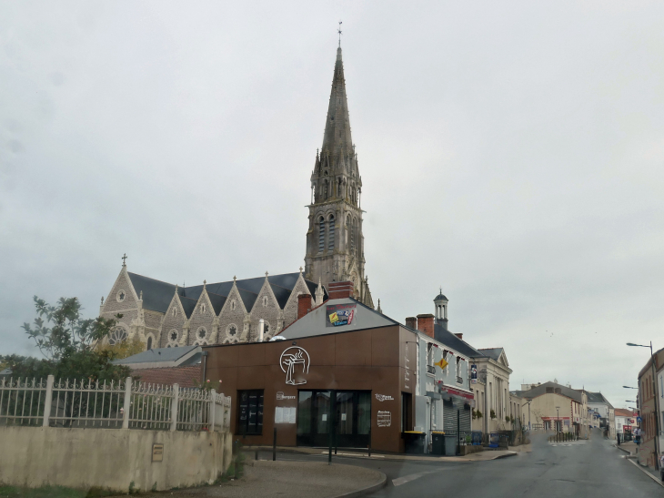 La rue principale : mairie et église - Sainte-Pazanne