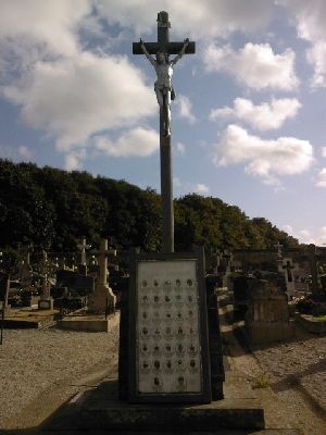 Monument aux morts guerre 14/18 dans le cimetière - Vay
