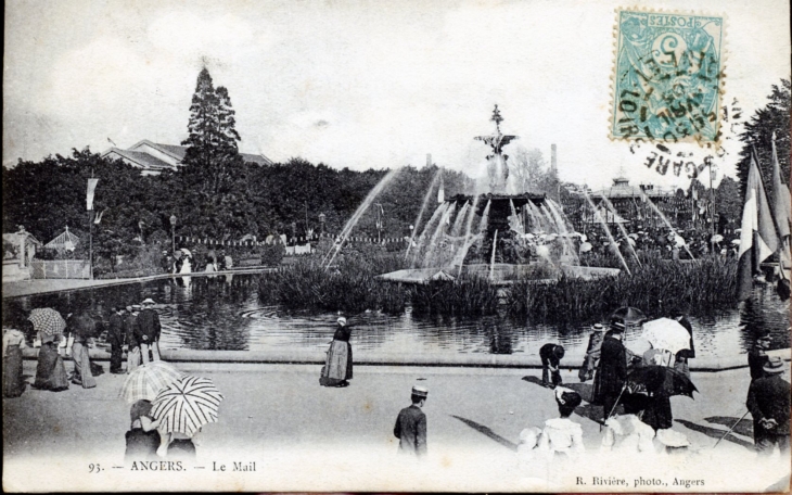 Le Mail, vers 1905 (carte postale ancienne). - Angers