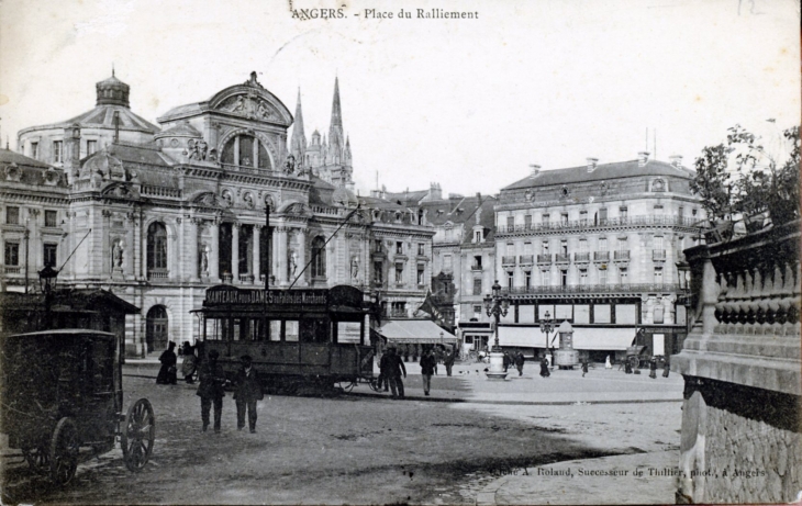 Place du Ralliement, vers 1908 (carte postale ancienne). - Angers