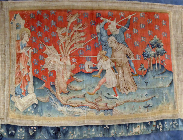 La tenture de l'Apocalypse : Le dragon le Dragon combat le serviteur de Dieu - Angers