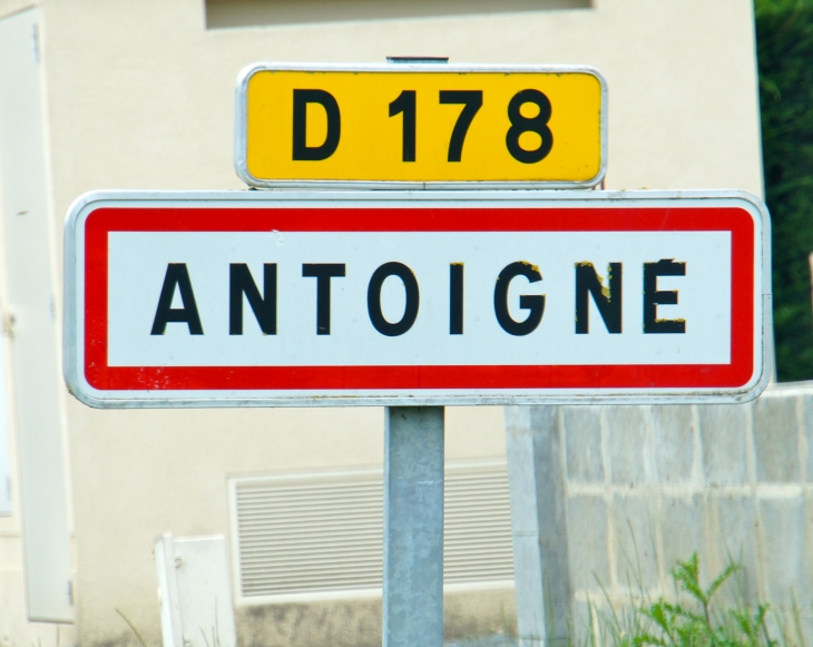 Autrefois : découverte de traces protohistoriques. Au IXe, Antoigné appartenait àl'abbaye saint-Martin de Tours.