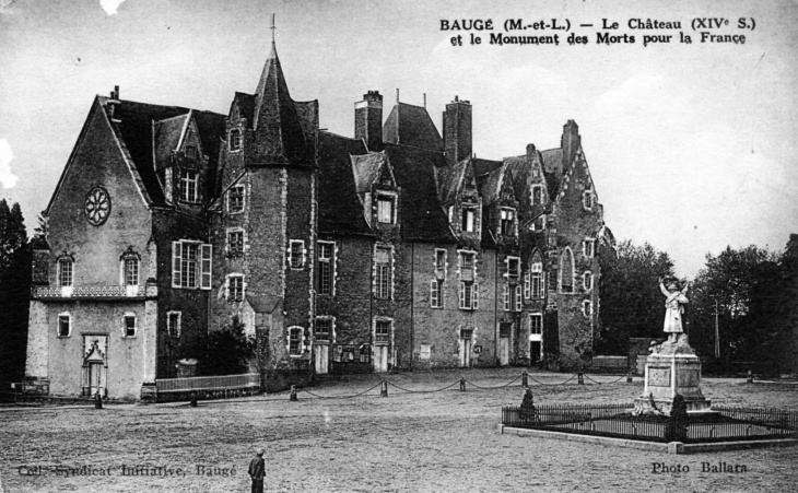 Le château (XIVe S.) et le Monument des Morts pour la France , vers 1910 (carte postale ancienne). - Baugé