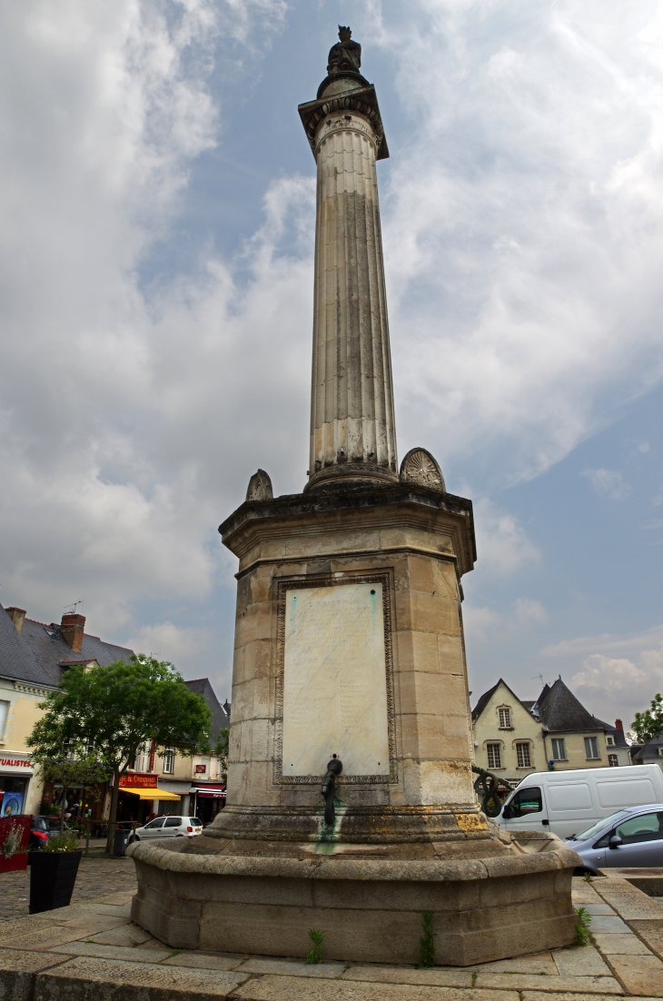 La colonne de Jeanne de Laval. - Beaufort-en-Vallée