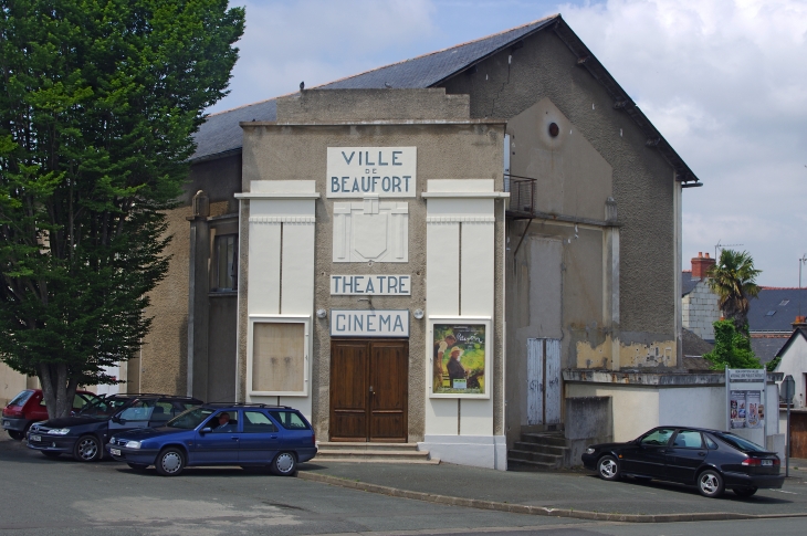 Beaufort-en-Vallée (Maine-et-Loire).  Le cinéma-théâtre de beaufort-en-Vallée accueille encore 2200 spectateurs par an.   Malgré la vétusté du local, il va passer au numérique cette année (2013). 