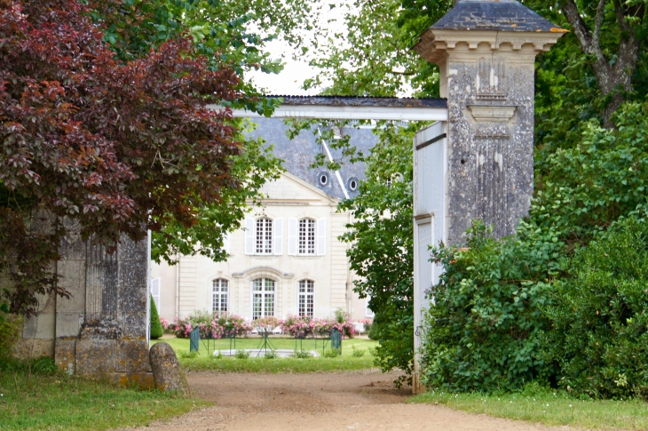 Entrée du château de Meigné reconstruit en 1754. - Brézé