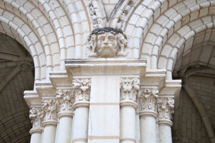 Les sculptures du porche de l'église Saint Vincent. - Brézé