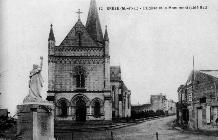 L'église et le monument aux morts, coté Est, début XXe siècle (carte postale ancienne). - Brézé