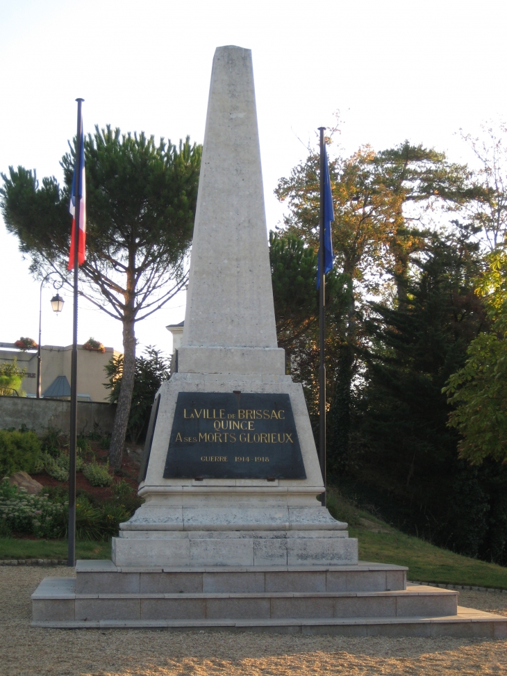 Le monument aux morts de BRISSAC-QUINCE. - Brissac-Quincé