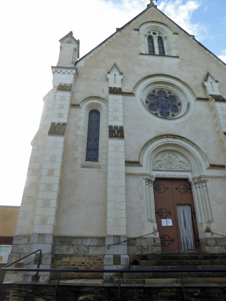 L'entrée de l'église - Cantenay-Épinard