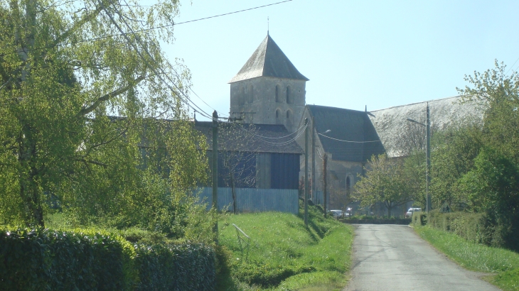 Vue d'ensemble de l'église - Cheviré-le-Rouge