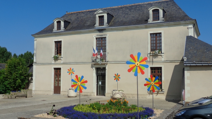 Mairie et son parterre fleurie - Corzé