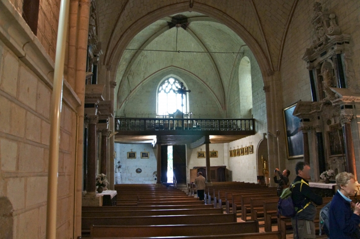L'intérieur de l'église Saint Michel, vers le portail. - Fontevraud-l'Abbaye
