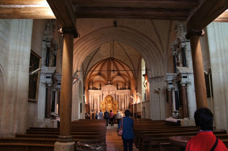 La nef de l'église Saint Michel, vers le choeur. - Fontevraud-l'Abbaye