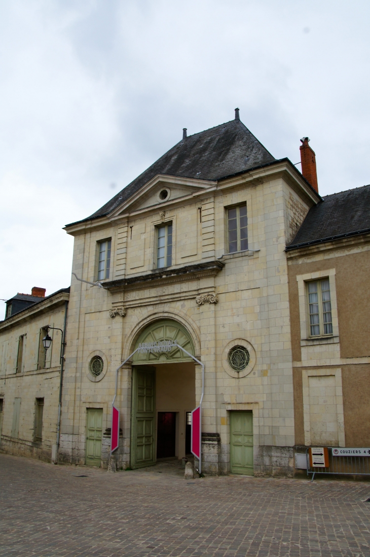 La Place et l'entrée de la maison centrale, juin 2013. - Fontevraud-l'Abbaye
