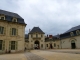 Photo suivante de Fontevraud-l'Abbaye Le logis Abbatial, l'entrée et la fannerie de l'Abbaye.