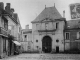 Photo suivante de Fontevraud-l'Abbaye la-place-et-l-entree-de-la-maison-centrale-debut-xxe-siecle-carte-postale-ancienne