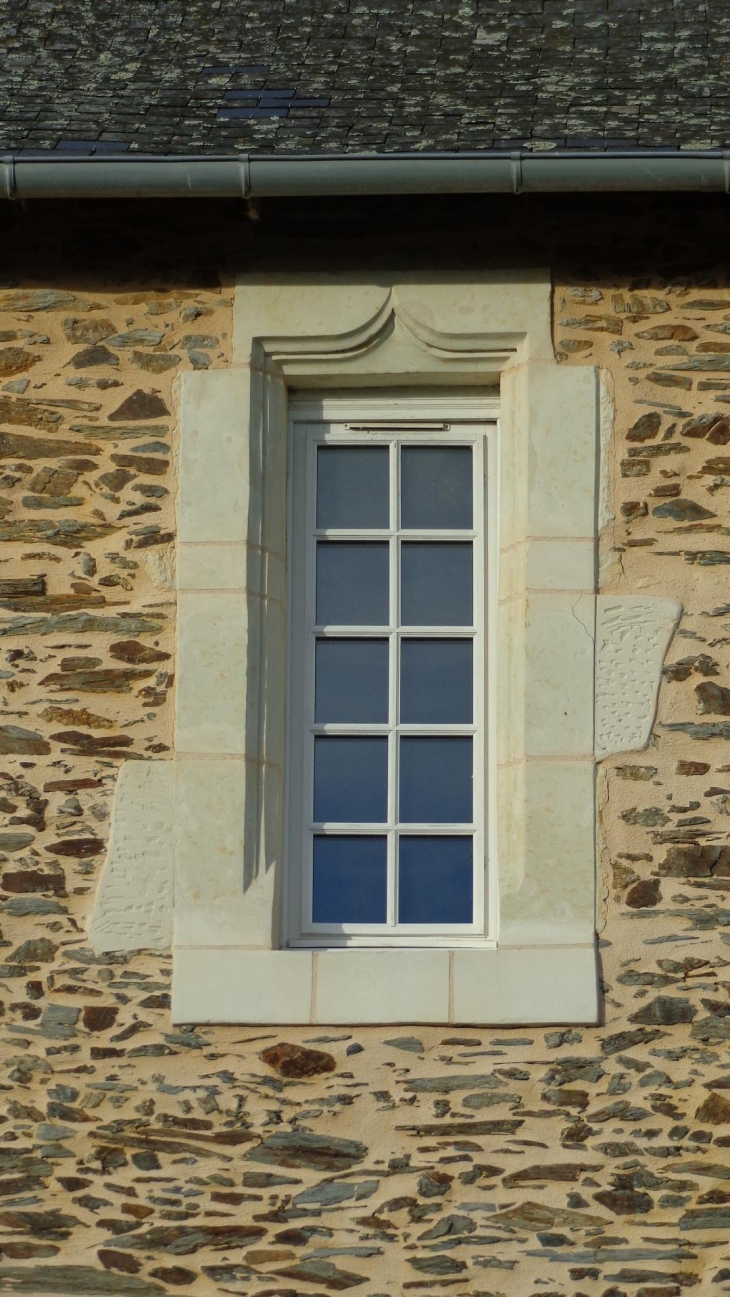 Belle fenêtre d'une maison ancienne - La Chapelle-sur-Oudon