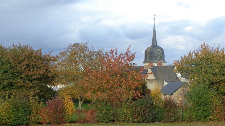 L'église vue du cimetière - La Chapelle-sur-Oudon