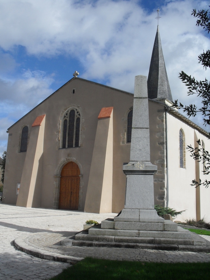 L'église et le monument aux Morts - La Plaine