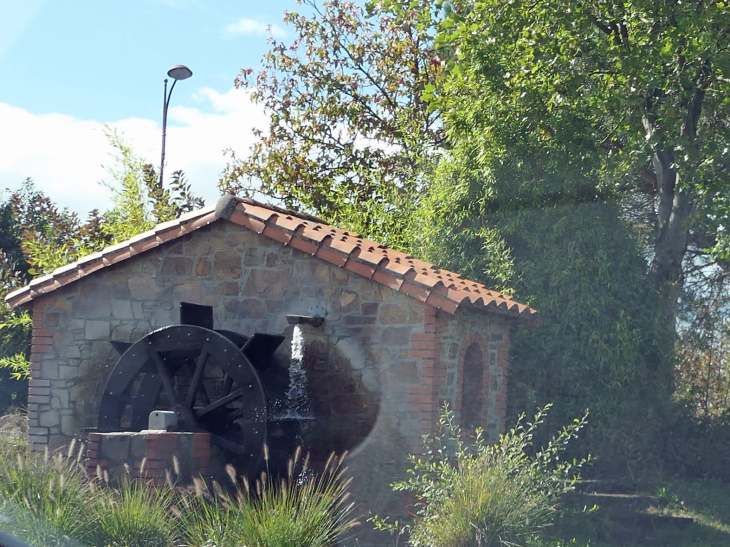 Moulin à eau à l'entrée de la commune - La Séguinière