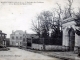 L'entrée du Château et la Mairie, vers 1920 (carte postale ancienne).