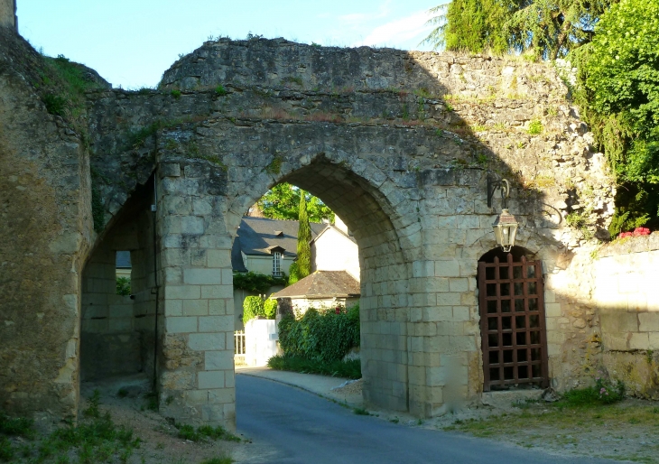 La porte du Moulin des XIVe et XVe siècles. - Montreuil-Bellay