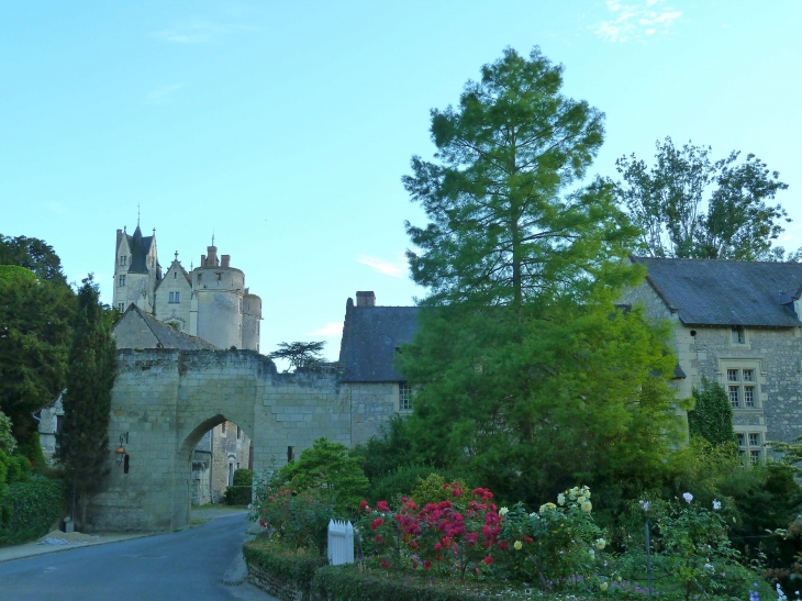 Au crépuscule, vue sur le château, la porte du moulin et le moulin de la Boëlle. - Montreuil-Bellay