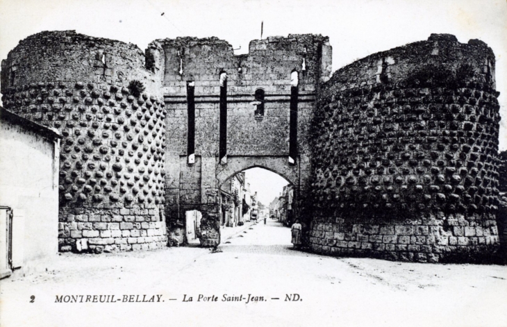 La porte Saint Jean, vers 1920 (carte postale ancienne). - Montreuil-Bellay