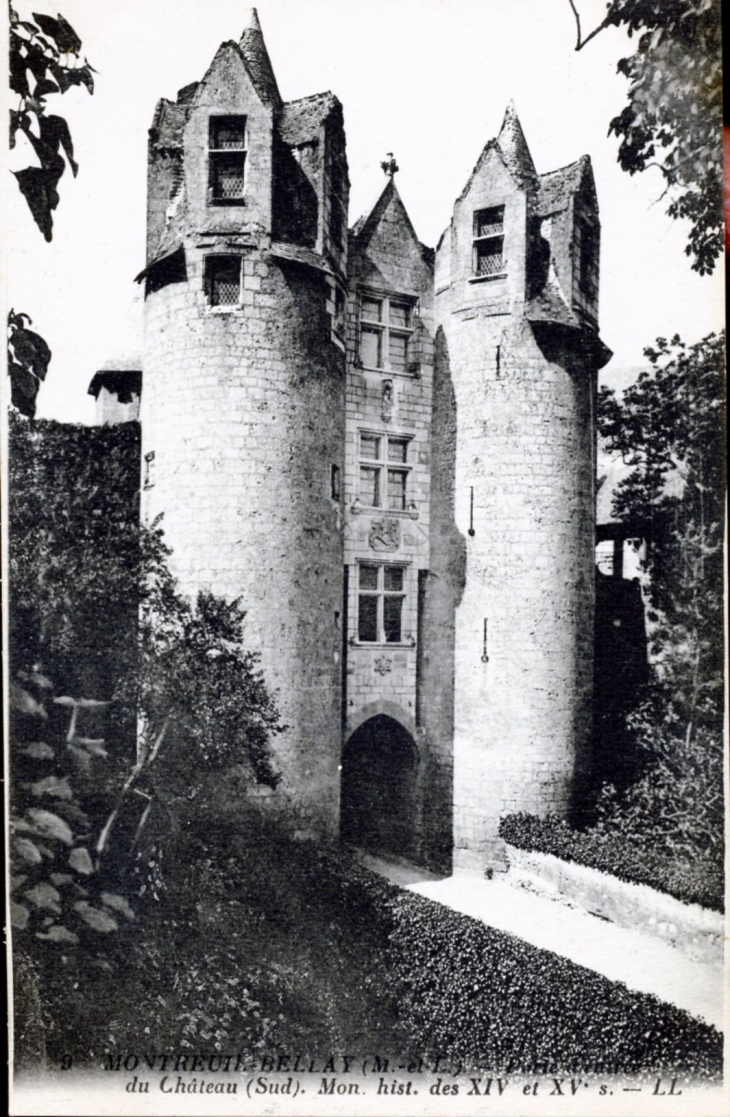 Entrée du château (sud), vers 1920 (carte postale ancienne). - Montreuil-Bellay