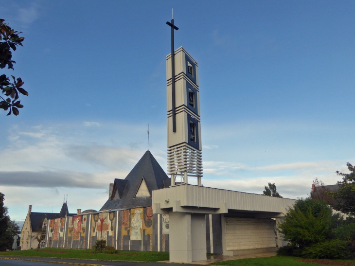 Le clocher de l'église Saint Etienne - Montreuil-Juigné