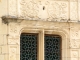 Détail : les sculptures des fenêtres de la tour renaissance duchâteau.