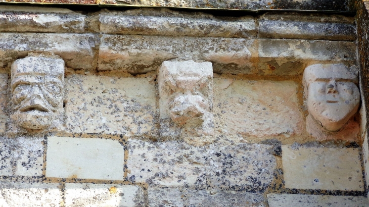 Modillons sur la façade. (XIè siècle) - Pontigné