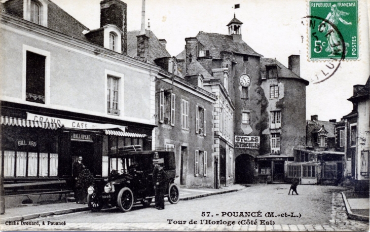Tour de l'Horloge, côté est, vers 1915 (carte postale ancienne). - Pouancé