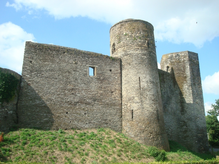 Château fort et ses tours. - Pouancé