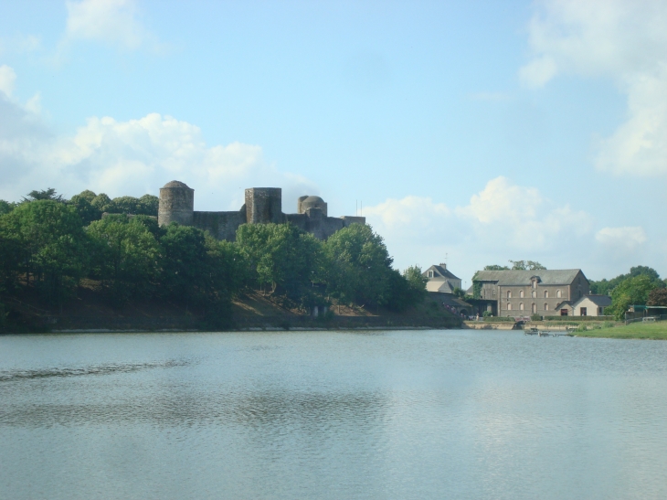  Au loin, le château fort et le grand Moulin - Pouancé