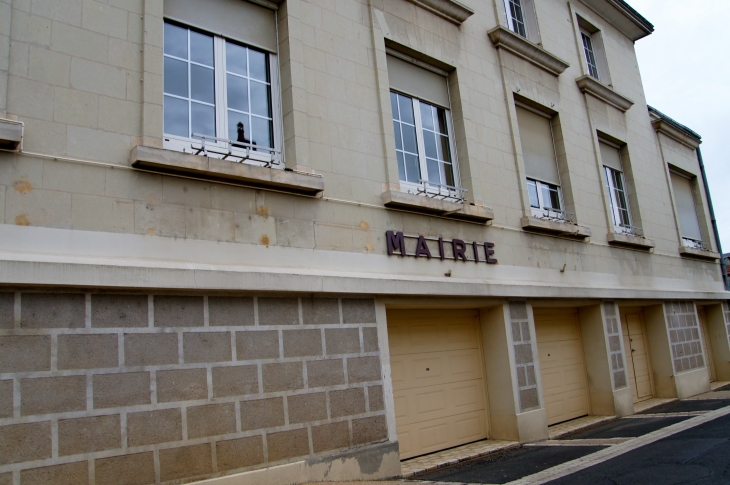 La Mairie. - Saint-Cyr-en-Bourg