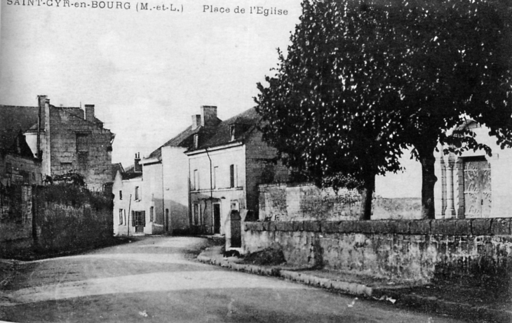 Place de l'église, début XXe siècle (carte postale ancienne). - Saint-Cyr-en-Bourg