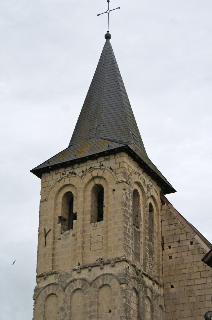 Clocher de l'église Saint Cyr. - Saint-Cyr-en-Bourg