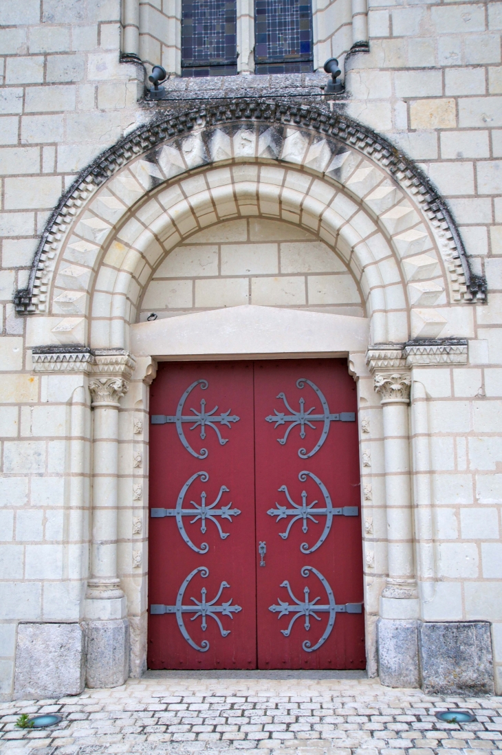 Le portail de l'église Saint Cyr. - Saint-Cyr-en-Bourg