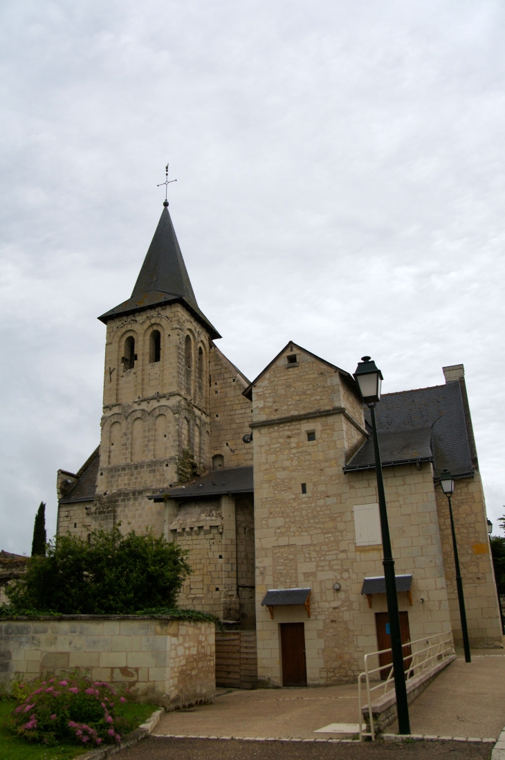 Eglise Saint Cyr. Cet ancien prieuré dépendait de l'abbaye de Saint Maur et fut fondé au XIIe, le logis date du XVe, ensemble remanié aux XVIIIe et XIXe. - Saint-Cyr-en-Bourg
