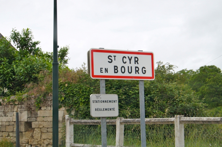 Autrefois : le village se développa à partir du XIe. Sous l'Ancien Régime il dépendait du diocèse de Poitiers et de l'élection de Saumur. fait partie du canton de Montreuil Bellay depuis 1801. - Saint-Cyr-en-Bourg