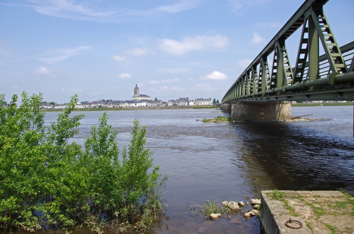 Le pont, qui relie Saint-Rémy-la-Varennes à Saint-Mathurin-sur-Loire, fut construit de 1951 à 1954. C'est un pont en treillis métallique (acier). Ce pont routier (D55) est un pont poutre de type Warren avec montants.
