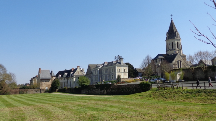L'ancien prieuré et l'église - Saint-Rémy-la-Varenne