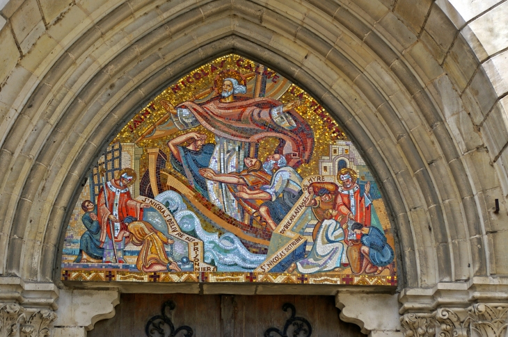 Eglise Saint-Nicolas de Saumur. Saint-Nicolas était la paroisse des mariniers de Loire. Elle doit son premier nom,  Saint-Nicolas-des-Rives, à sa proximité avec la Loire