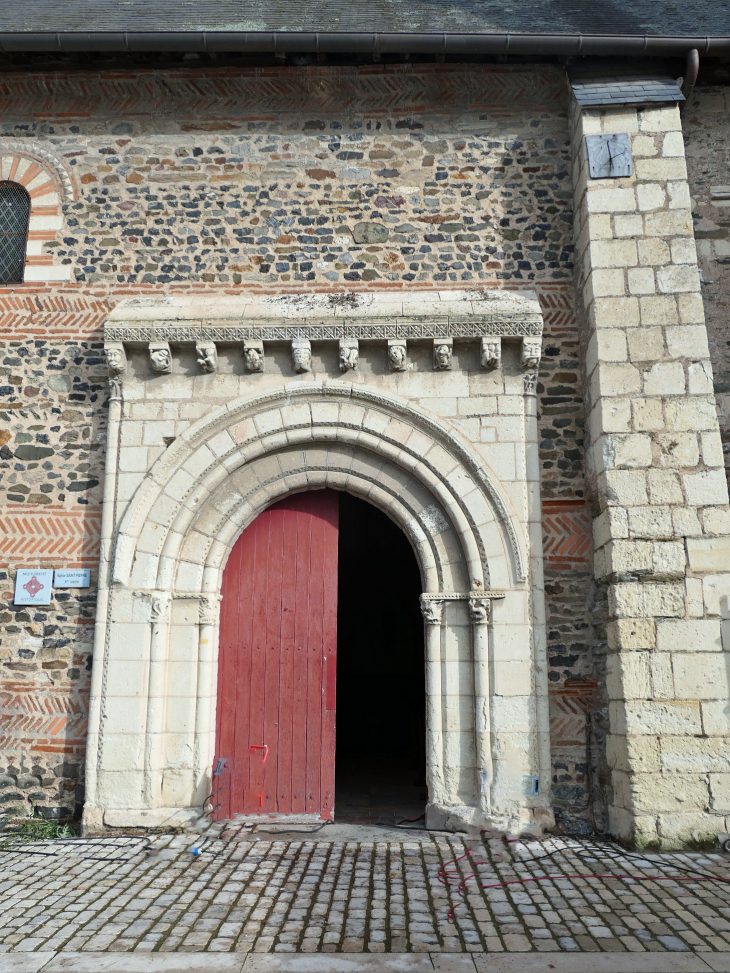 L'entrée de l'église - Savennières