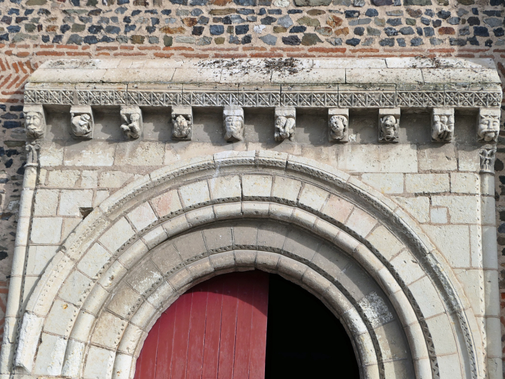 Modillons au dessus de la porte de l'église - Savennières