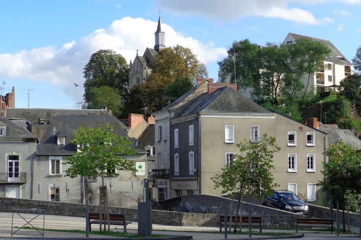 Le vieux pont et la chapelle St Joseph - Segré