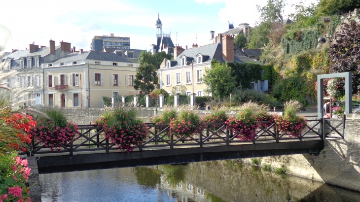 Passerelle fleurie sur l'Oudon - Segré