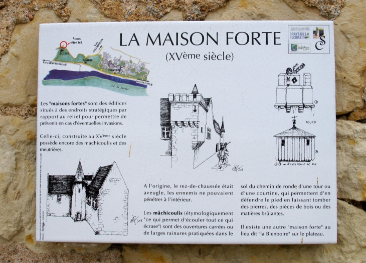 L'histoire de la maison forte du XVe siècle. - Souzay-Champigny
